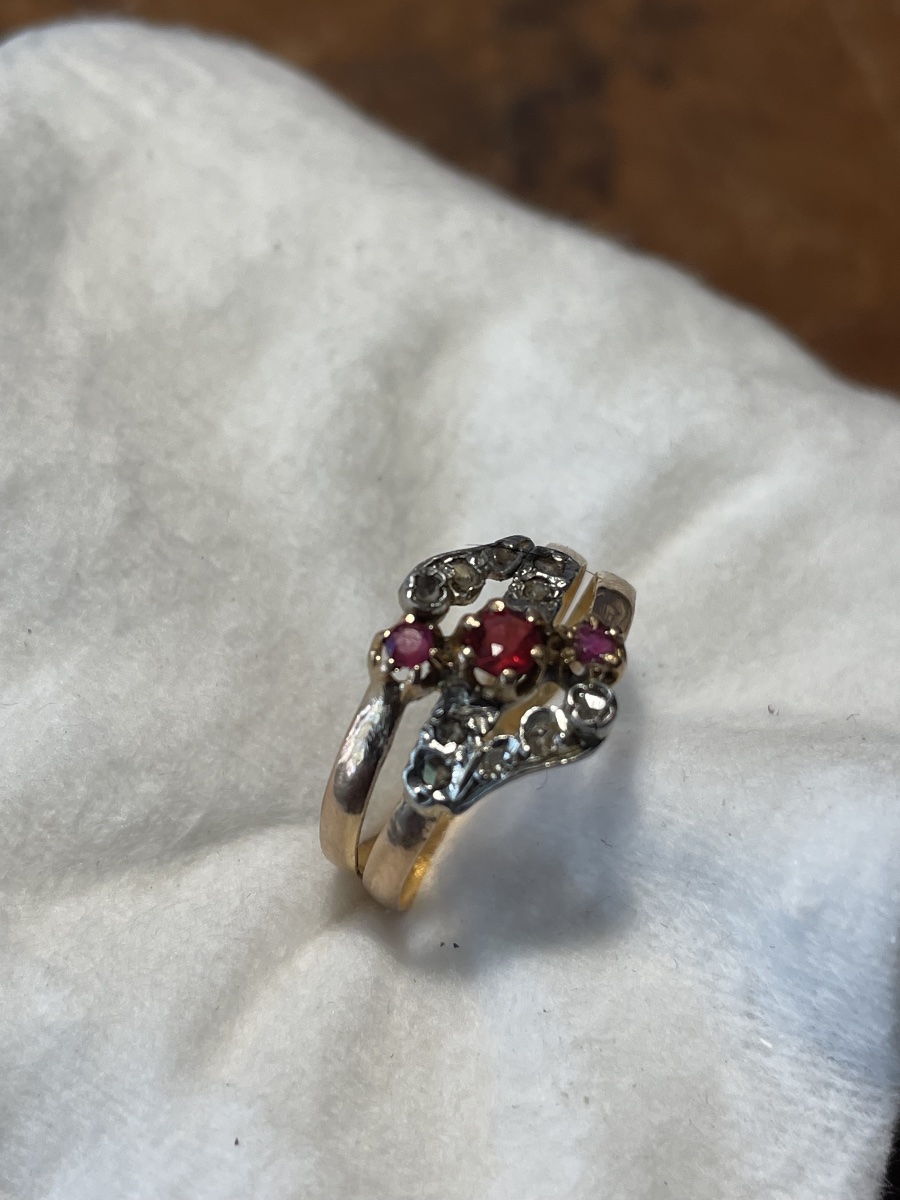 Bague en or 18 carats, 3 rubis et 10 diamants roses-photo-3