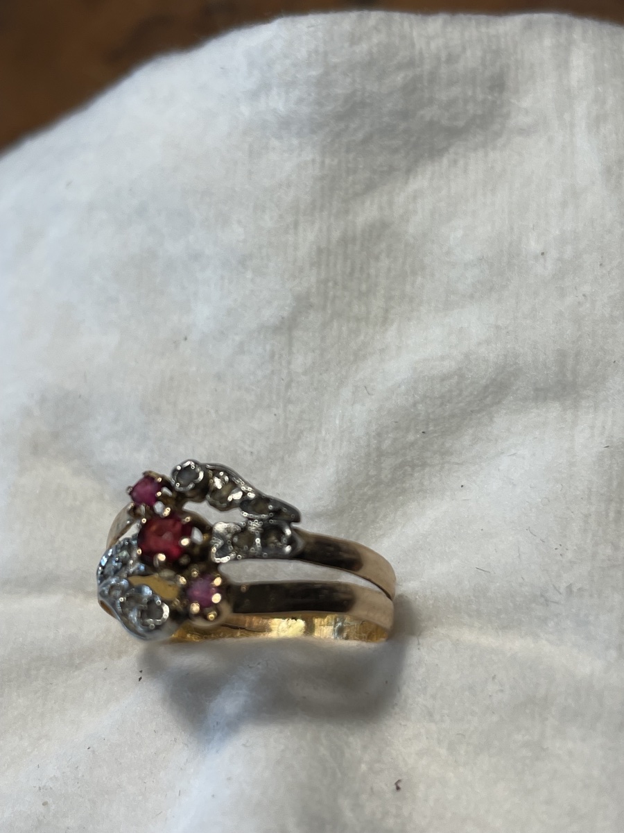 Bague en or 18 carats, 3 rubis et 10 diamants roses-photo-4
