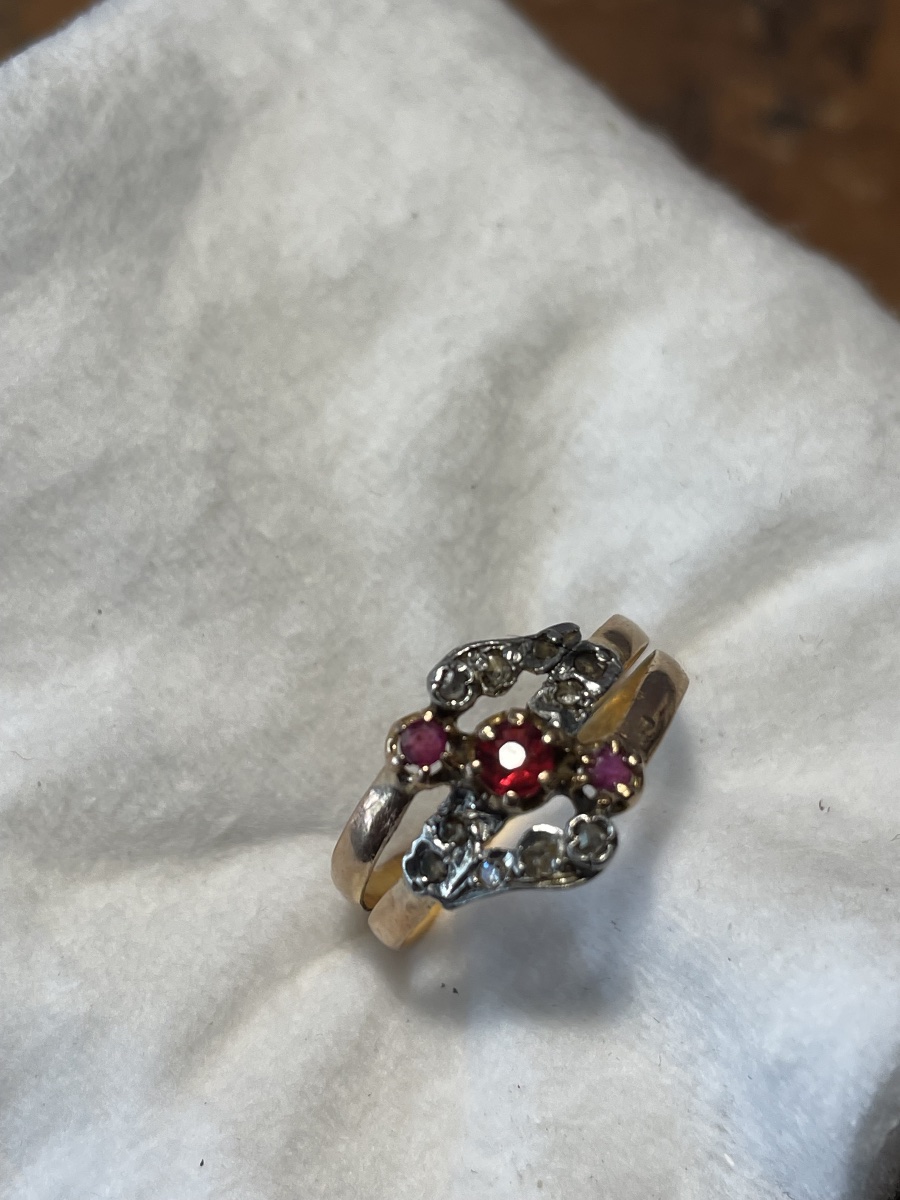 Bague en or 18 carats, 3 rubis et 10 diamants roses-photo-5