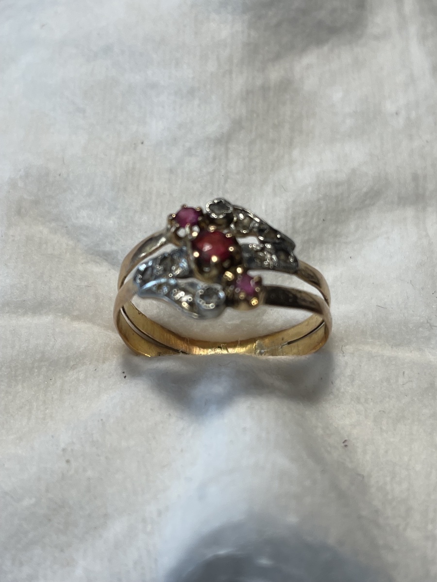 Bague en or 18 carats, 3 rubis et 10 diamants roses