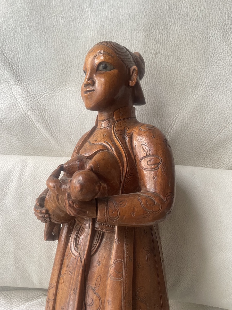 Sculpture maternité chinoise en bois sculpté – Femme portant un enfant-photo-1