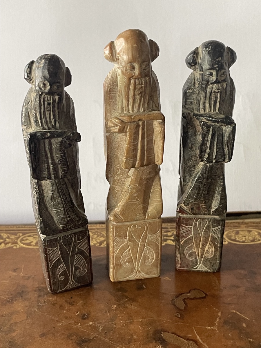 Ensemble de trois statuettes chinoises en pierre sculptée