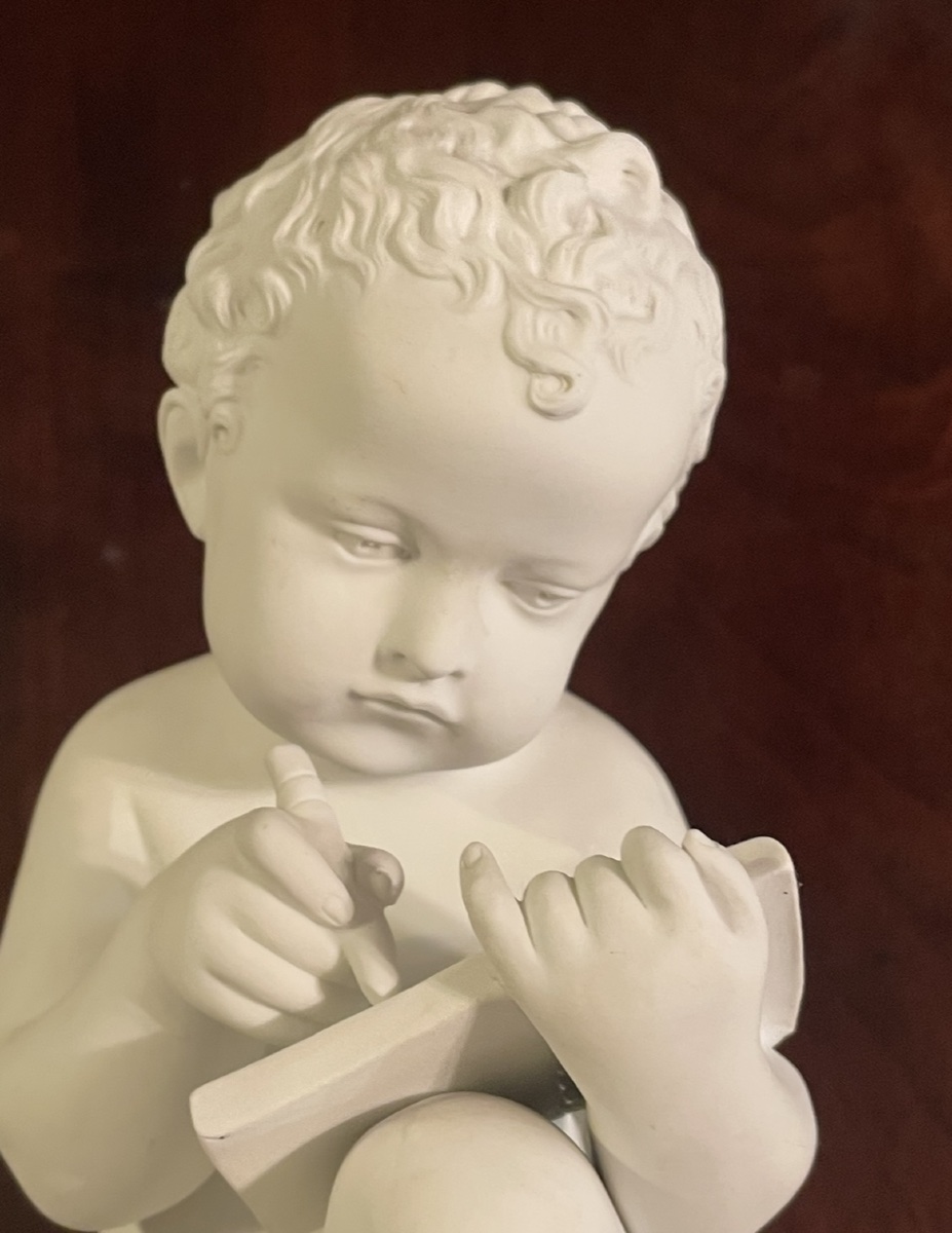 Biscuit signé Canova – Sculpture décorative représentant un enfant-photo-1