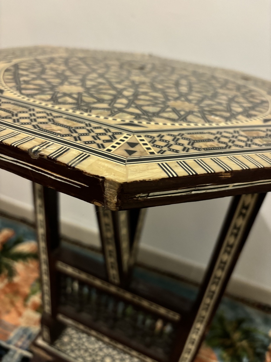 Table guéridon octogonale orientale en bois marqueté de nacre, décor géométrique-photo-2