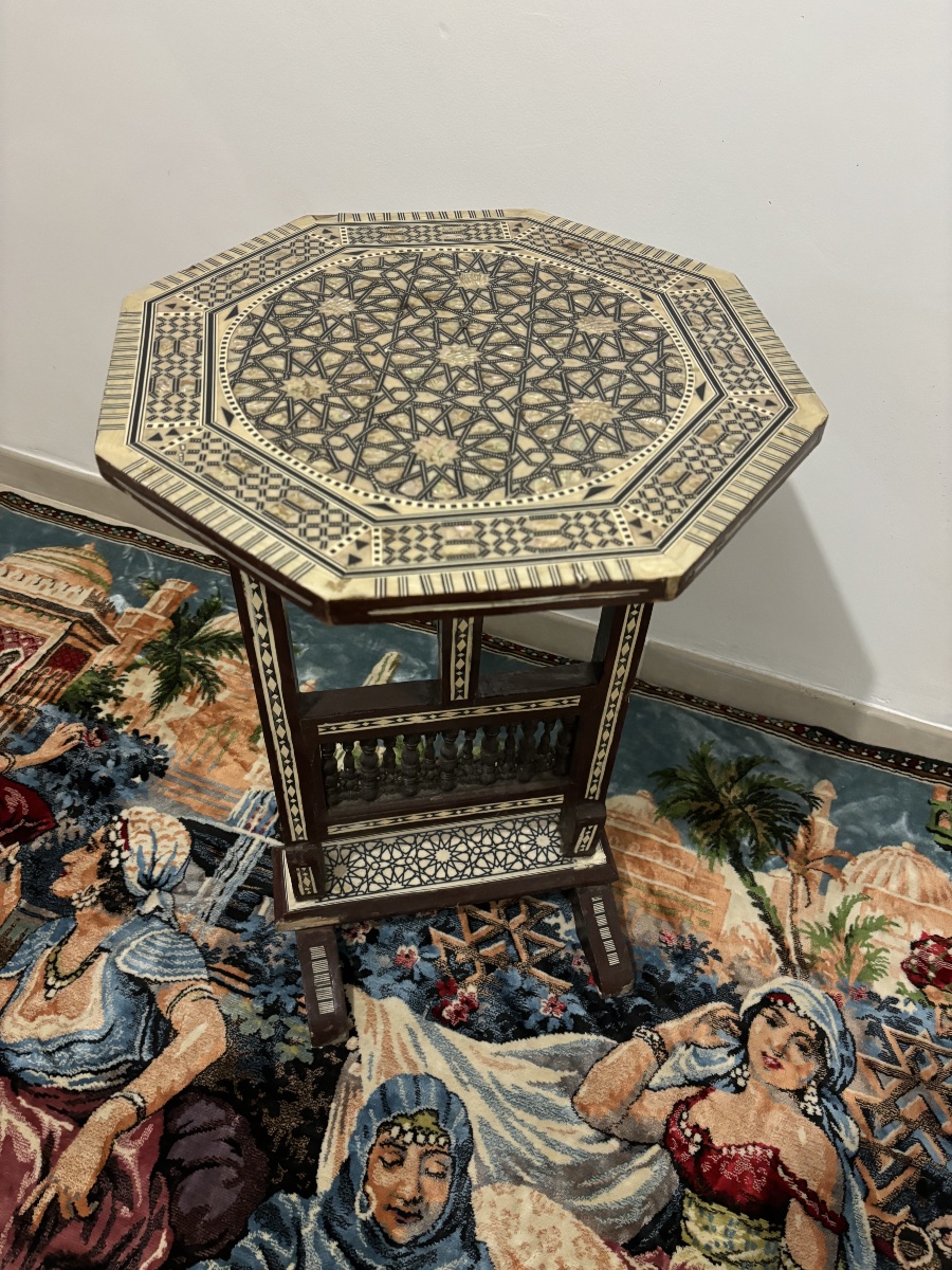 Table guéridon octogonale orientale en bois marqueté de nacre, décor géométrique