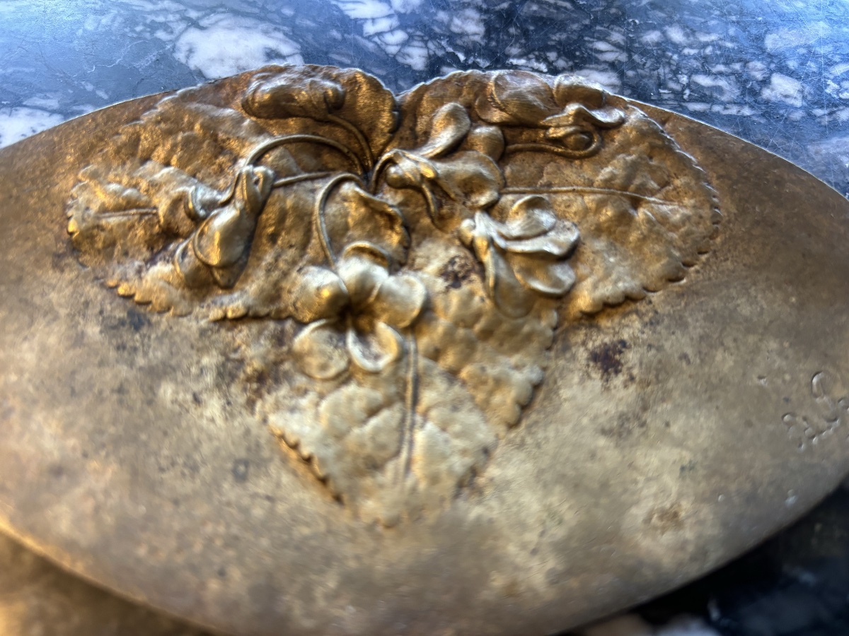  Vide-poche ancien en bronze doré à décor floral en relief, signé-photo-2