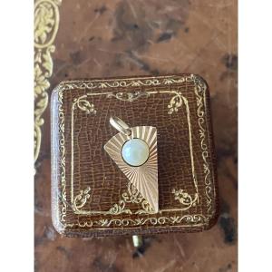 18-karat Gold Pendant With A Central Pearl