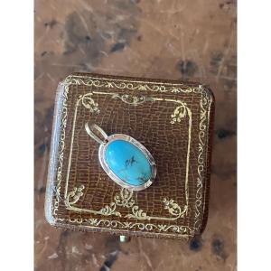 Pendentif ancien en or 18 carats serti d’une turquoise naturelle