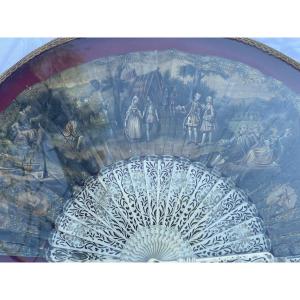 Grand éventail ancien – Scène galante XVIIIᵉ siècle – Encadré