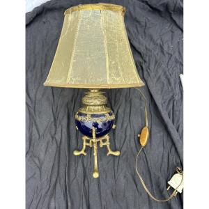 Lampe électrifiée en bronze ciselé et porcelaine Bleu de Sèvres, XIXe siècle