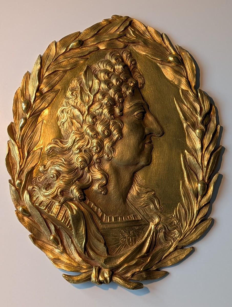 Grand Médaillon en Bronze Doré du Roi Louis XIV , France 