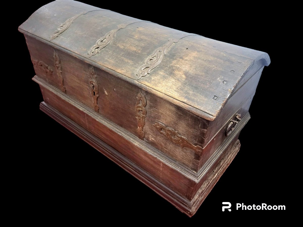 Dutch Chest In Oak Wood From The 16th Century