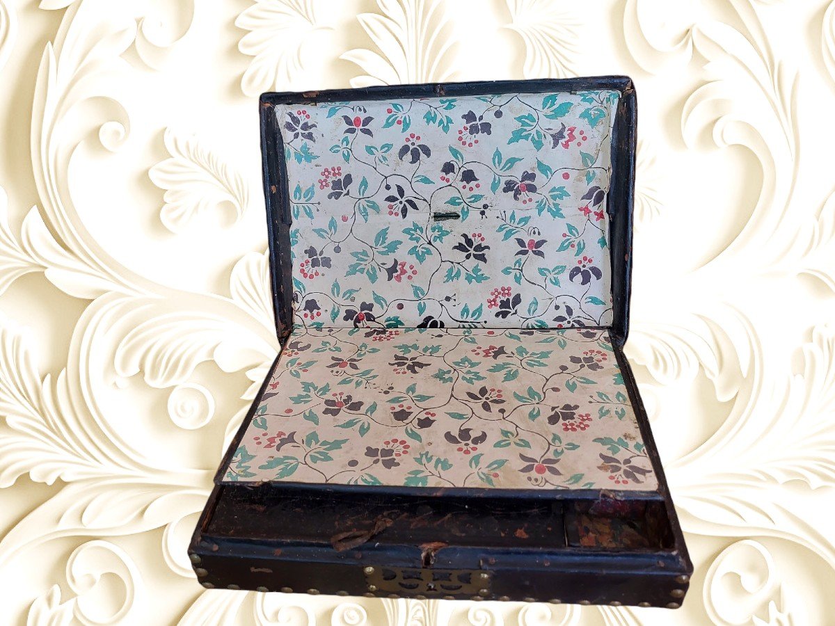 17th Century Blackened Leather Writing Case With Engraved Decoration-photo-3