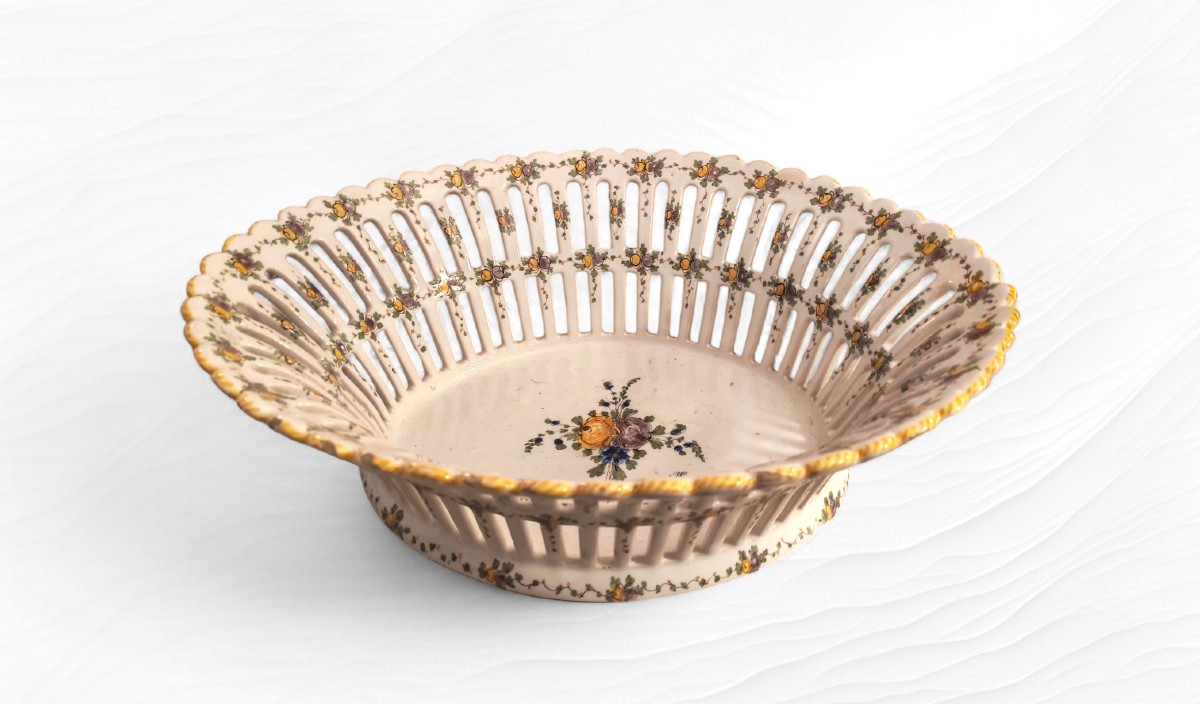 Corbeille ajourée en faïence  fine signée Émile Tessier Malicorne 1880