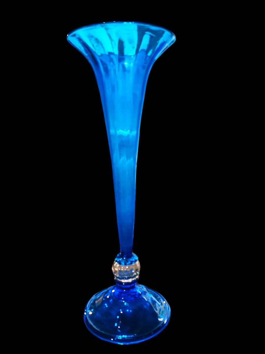 Important vase cornet  en verre bleu Legras modèle présenté à l exposition universelle 1899
