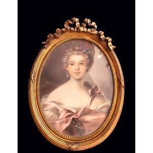 Pastel représentant une jeune fille, cadre en bois doré, belle patine, style Louis XVI-XVIIIeme