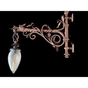 Applique murale en ferronnerie d art et son globe en cristal XIXeme