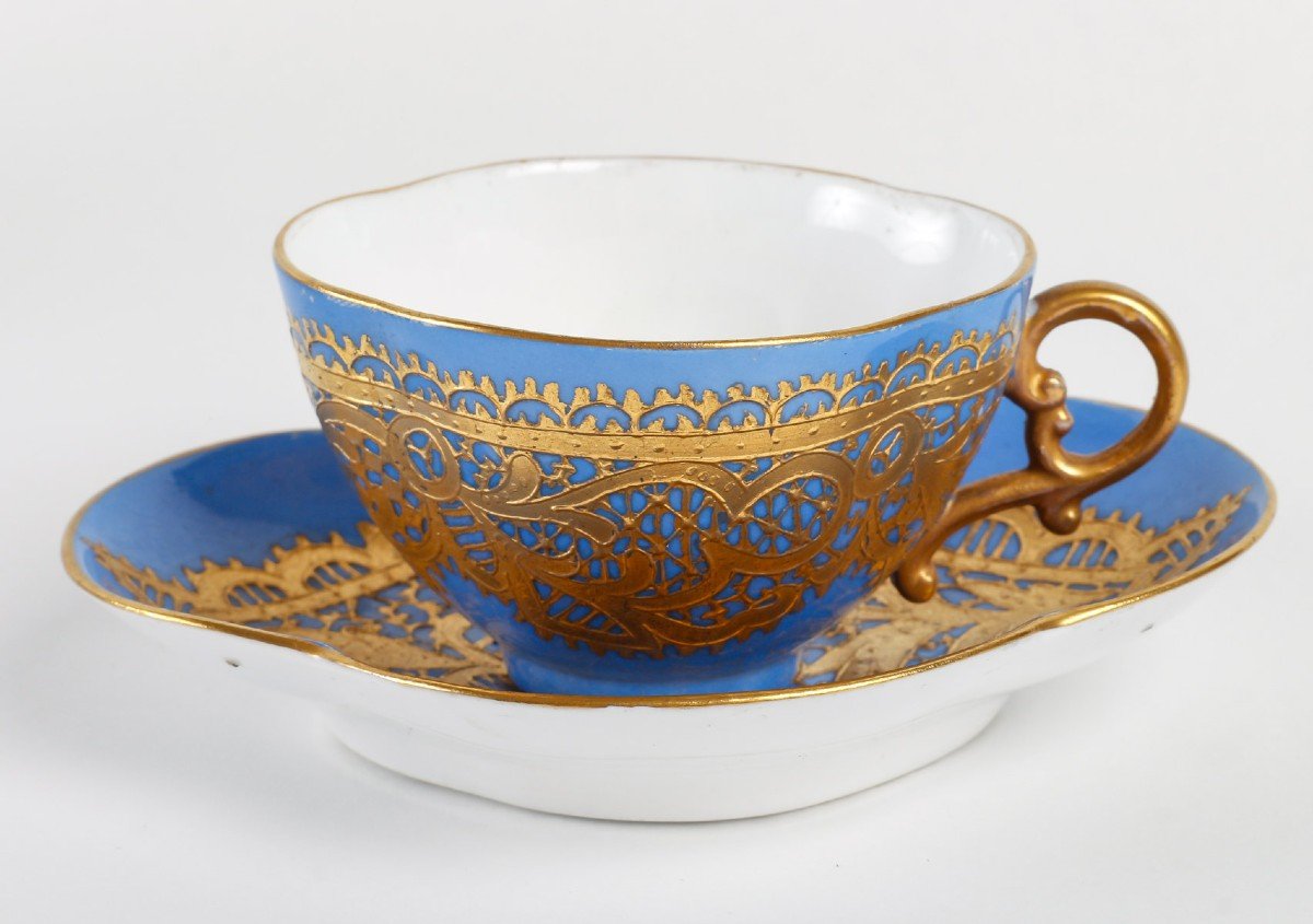 Celestial Blue Porcelain Head To Head And Gold Lace (1885)-photo-2