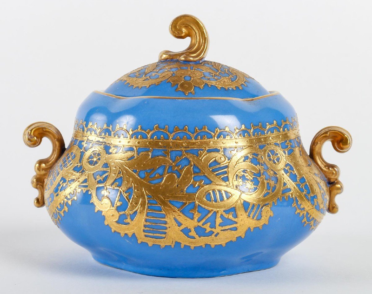 Celestial Blue Porcelain Head To Head And Gold Lace (1885)-photo-4