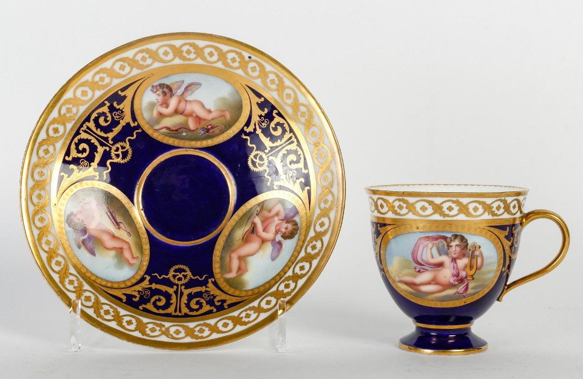 Tasse Sèvres aux "Amours " XIX ème siècle