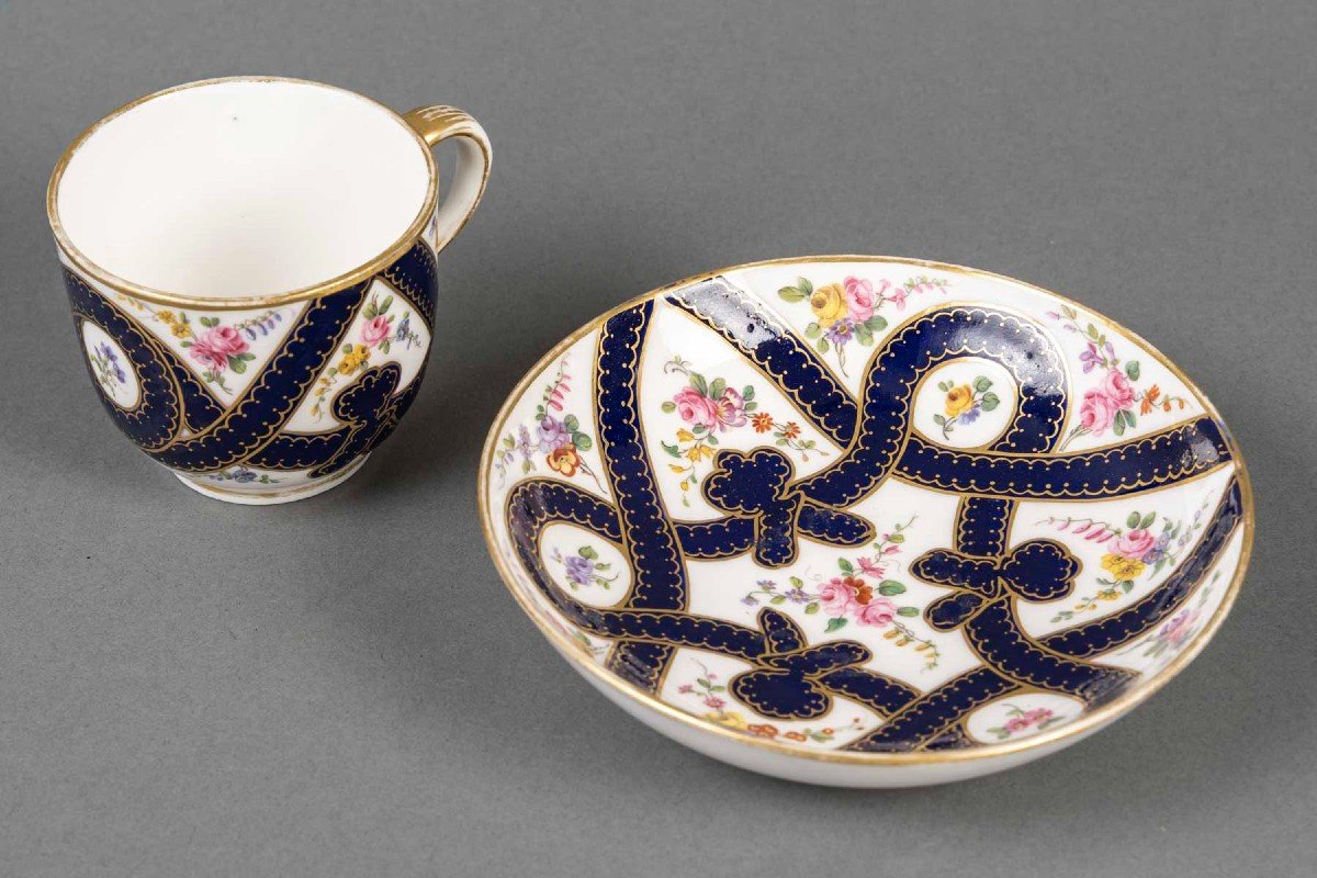 Sèvres " Gobelet  Calabre" 1766   Rubans Bleus Et Fleurs Polychromes  -photo-2