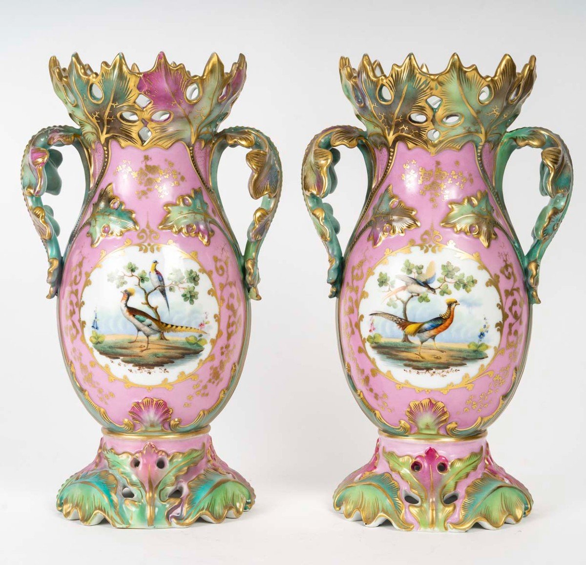 Paire de Vases  Roses et Verts "Paris  1835 " aux Fleurs et Oiseaux