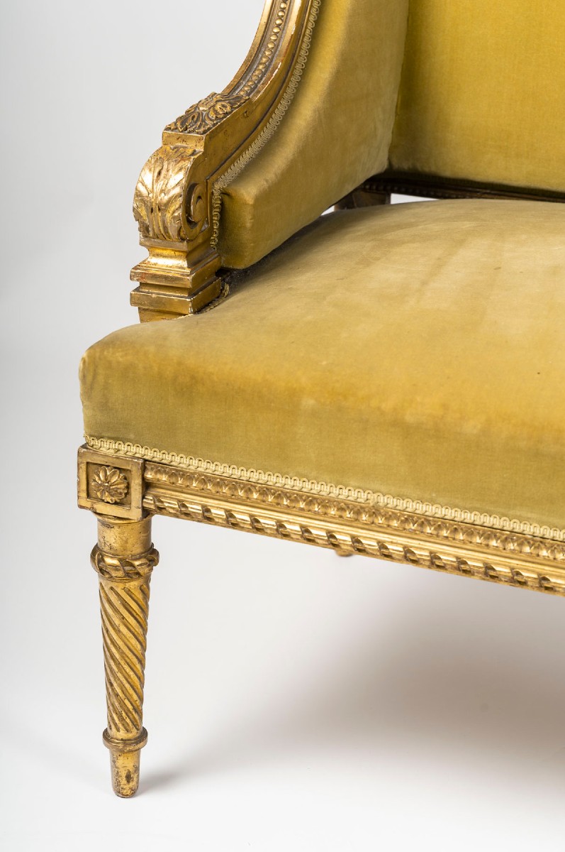Petit Canapè en bois sculpté et doré Style Louis XVI-photo-4