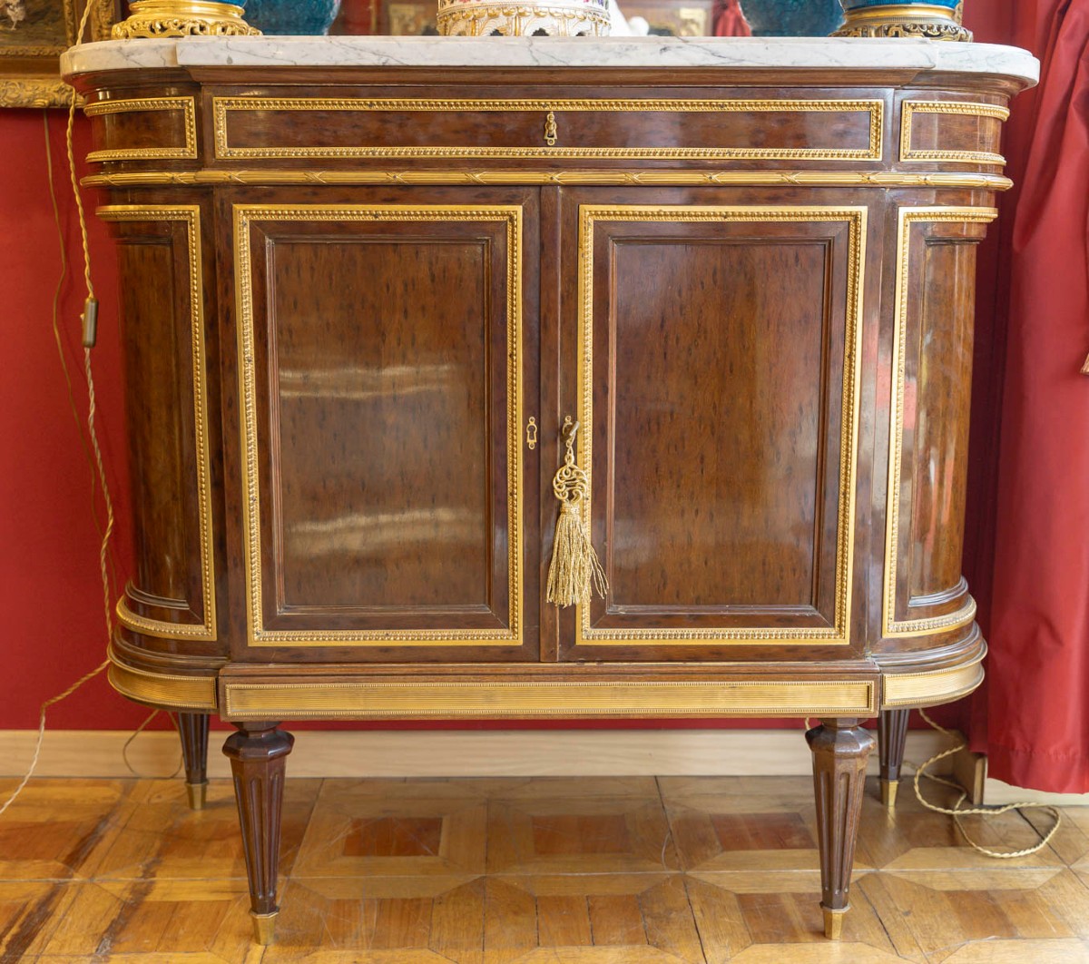 Commode de  Style Louis XVI  demi lune