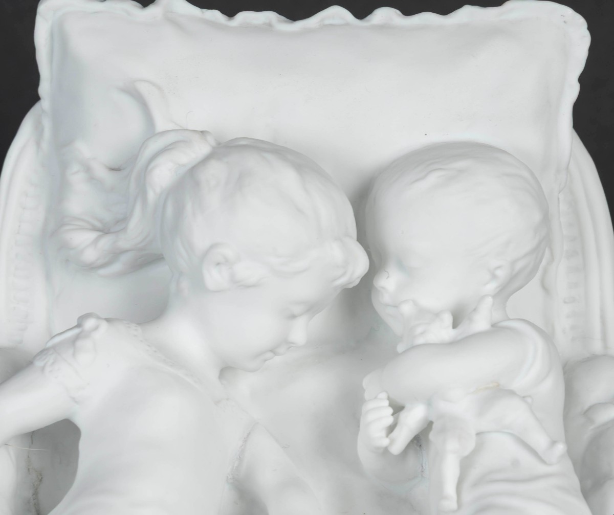 Biscuit "Deux enfants sur un fauteuil"-photo-2