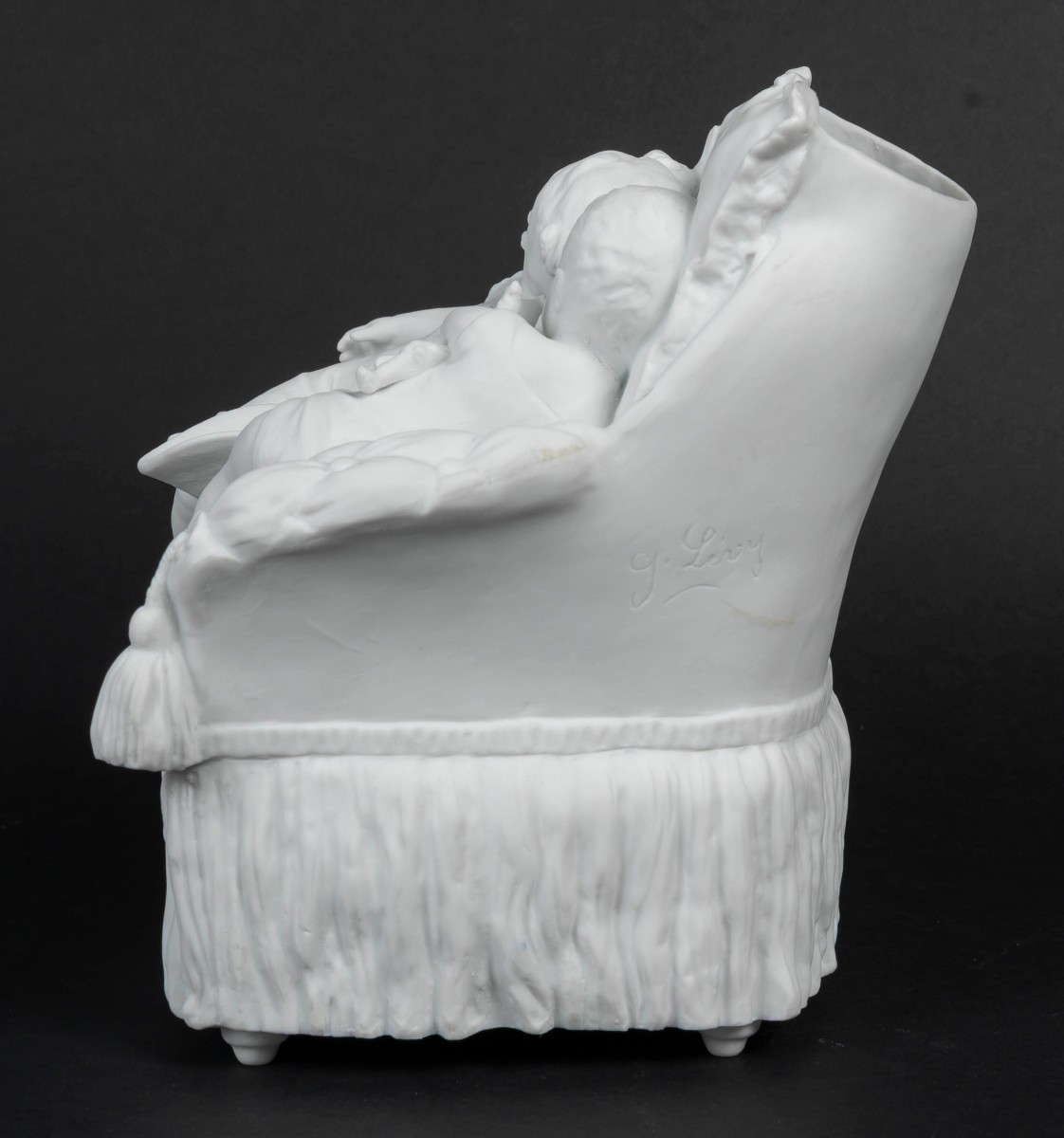 Biscuit "Deux enfants sur un fauteuil"-photo-1