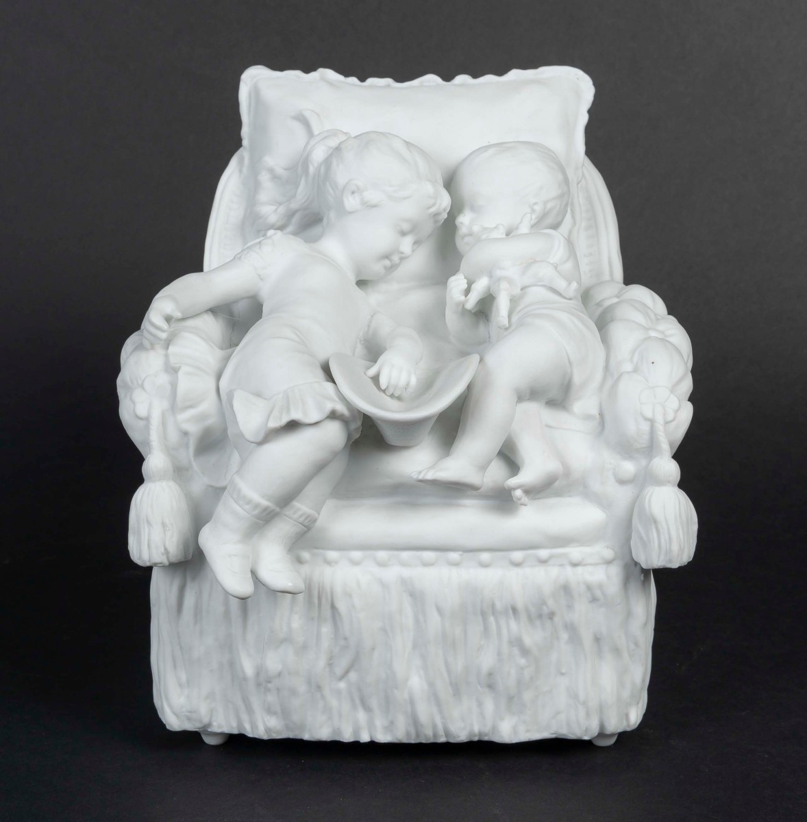 Biscuit "Deux enfants sur un fauteuil"-photo-5