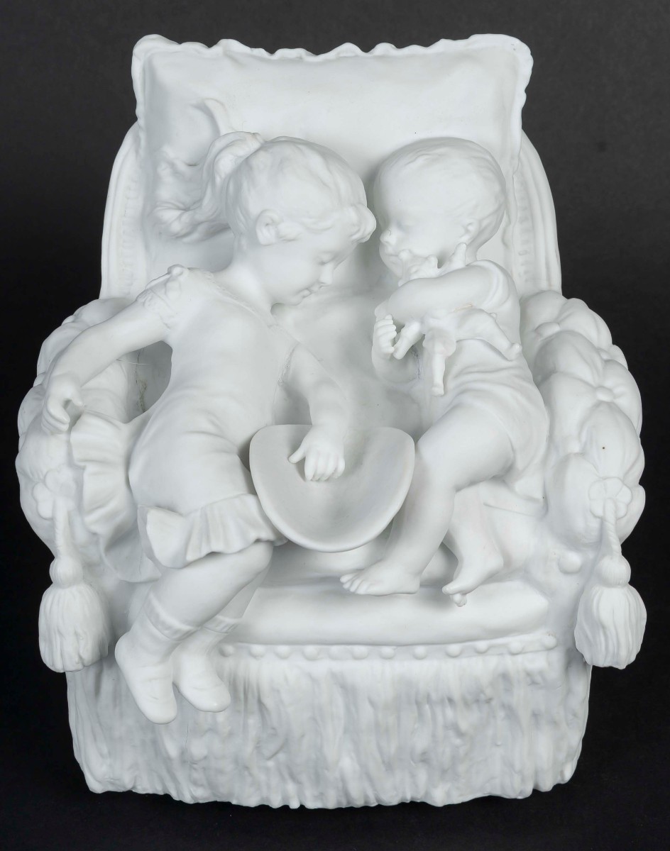 Biscuit "Deux enfants sur un fauteuil"