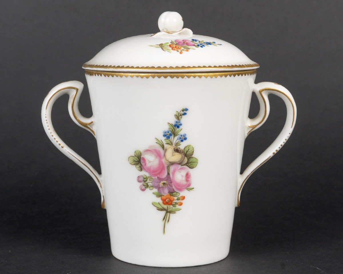 Paris "Tasse Trembleuse XVIIIème siècle " aux bouquets de fleurs-photo-1