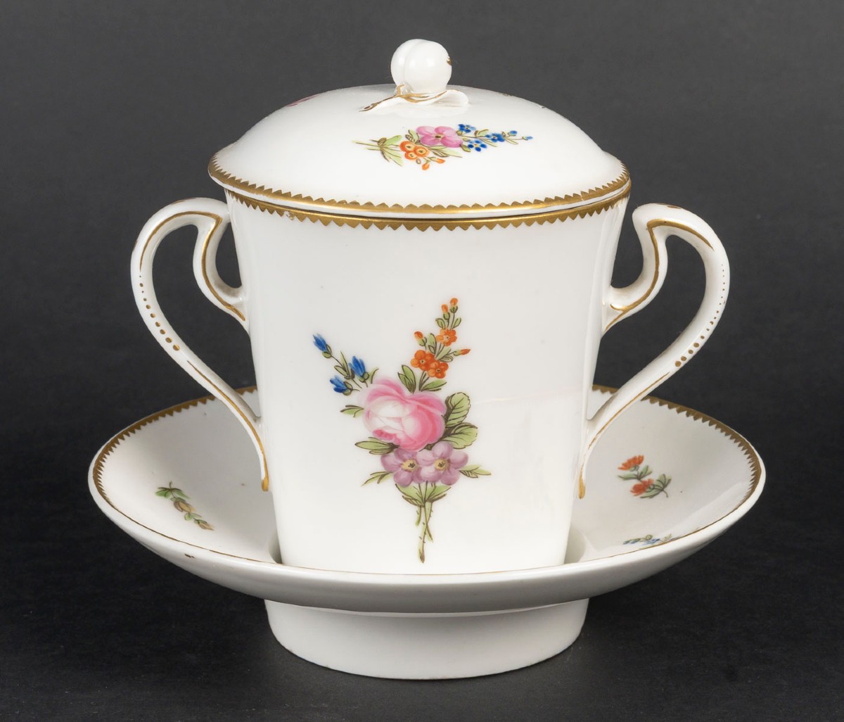 Paris "Tasse Trembleuse XVIIIème siècle " aux bouquets de fleurs