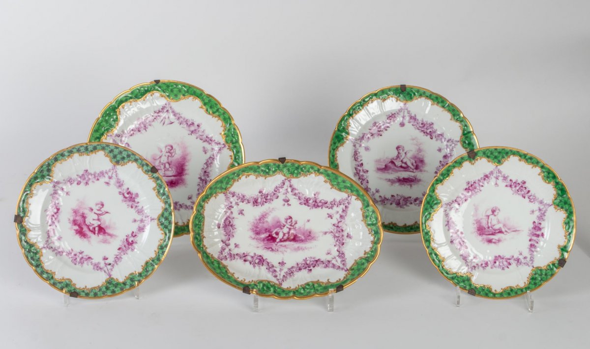 Ensemble  4 assiettes et 1 plat aux Amours ( Furstemberg fin XVIIIème)