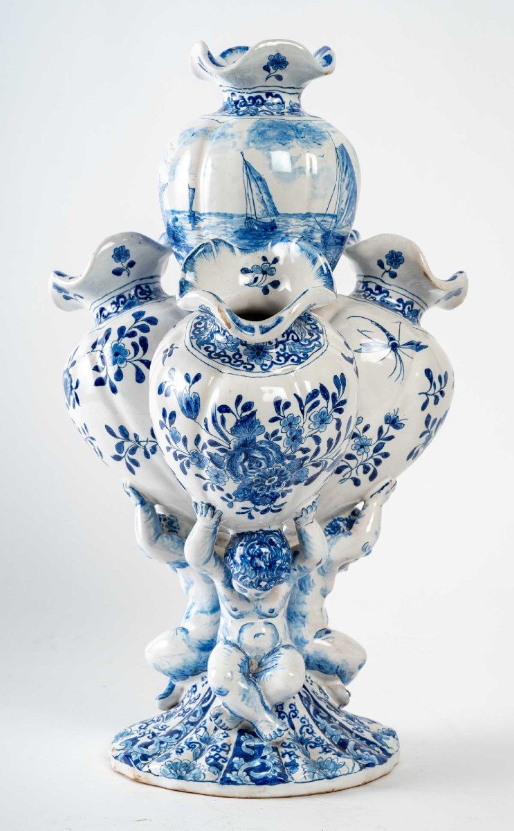 Bouquetière à 4 vases et3 putti
