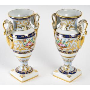 Le Tallec  "Paire de Vases Directoire" motifs Baron Jourdan bleu