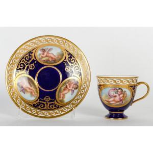 Tasse Sèvres aux "Amours " XIX ème siècle