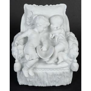 Biscuit "Deux enfants sur un fauteuil"