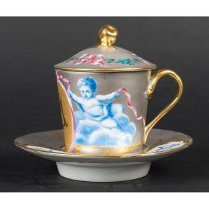 Tasse Trembleuse  XIXème siècle  en Porcelaine platine aux Putti