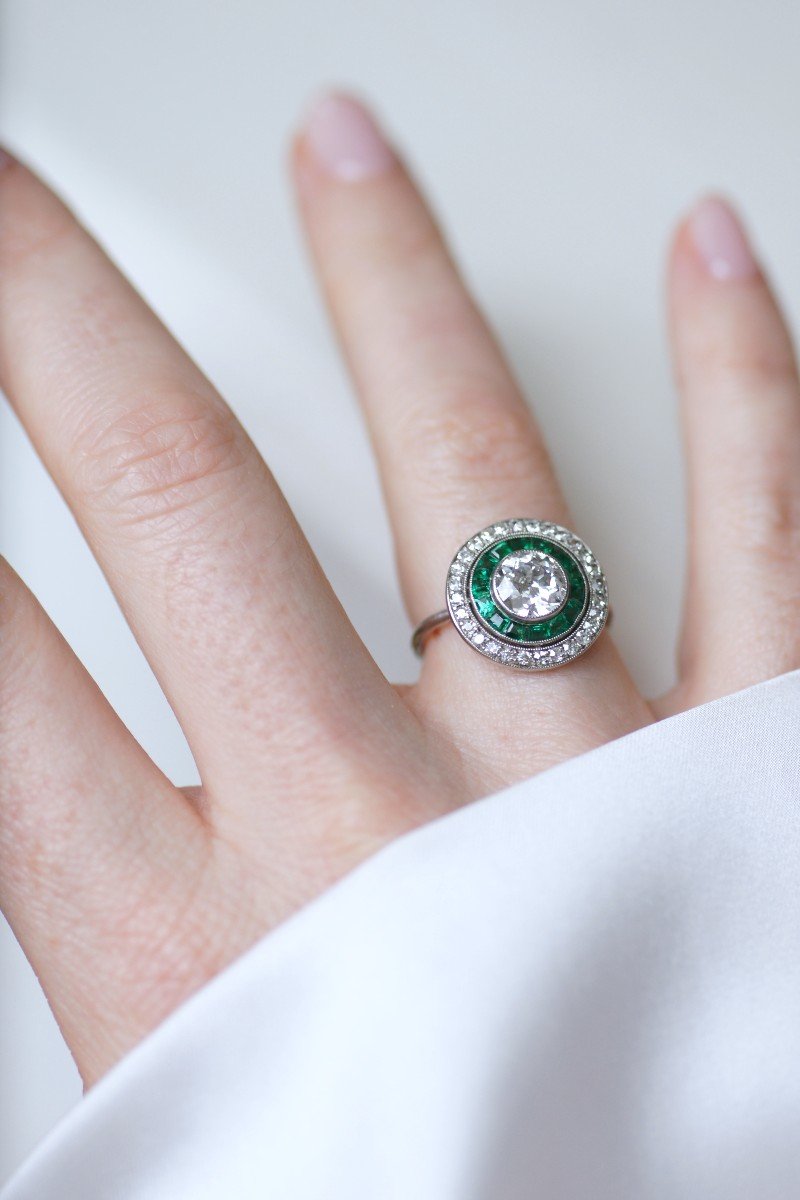 Bague Cible Halo Diamant Et émeraudes Calibrées-photo-4