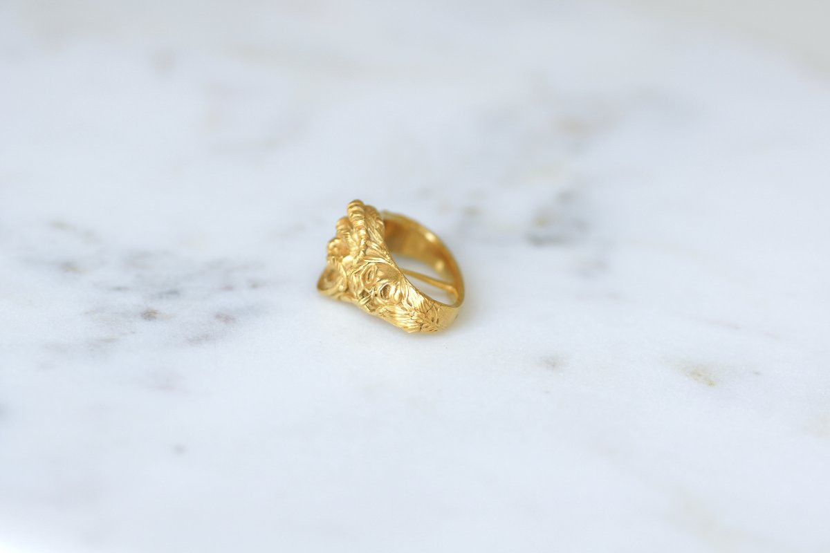 Antique Bacchus And Bacchante Scarf Clasp In Yellow Gold-photo-3