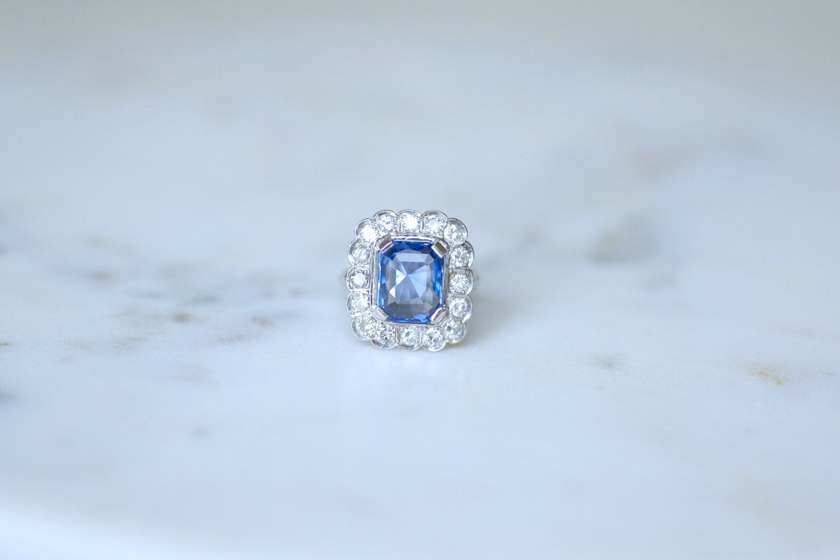 Art Deco  Ceylon Sapphire 3.90 Cts And Diamonds Cluster Ring On White Gold-photo-2