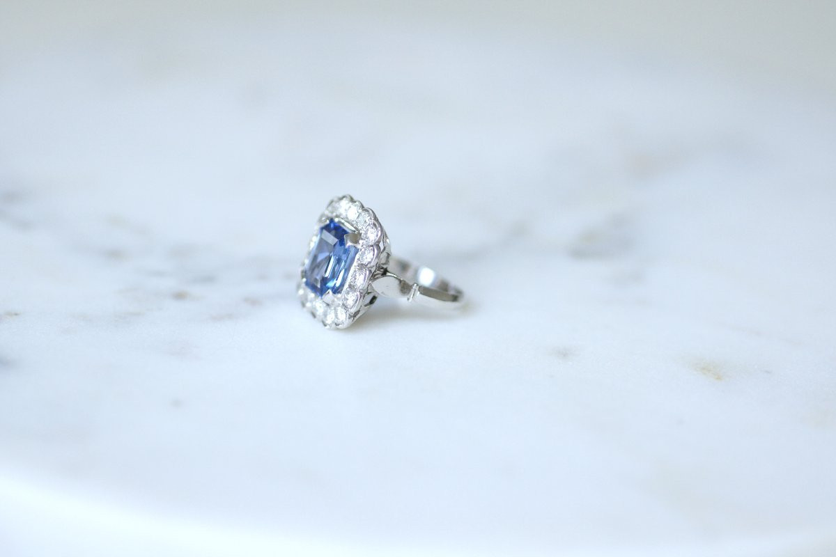Art Deco  Ceylon Sapphire 3.90 Cts And Diamonds Cluster Ring On White Gold-photo-3