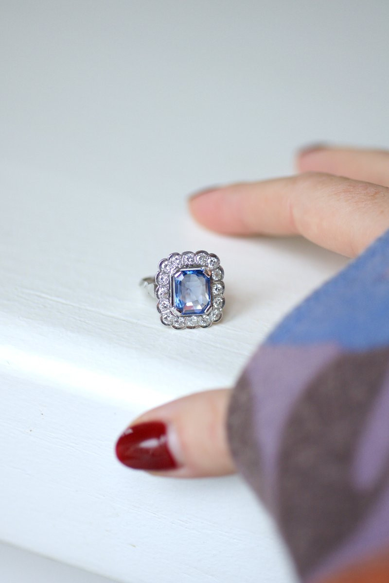 Art Deco  Ceylon Sapphire 3.90 Cts And Diamonds Cluster Ring On White Gold-photo-2