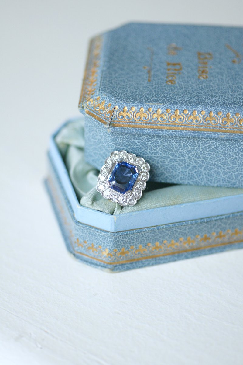 Art Deco  Ceylon Sapphire 3.90 Cts And Diamonds Cluster Ring On White Gold-photo-3