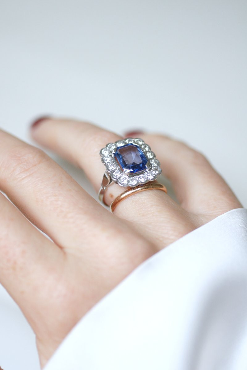 Art Deco  Ceylon Sapphire 3.90 Cts And Diamonds Cluster Ring On White Gold-photo-4
