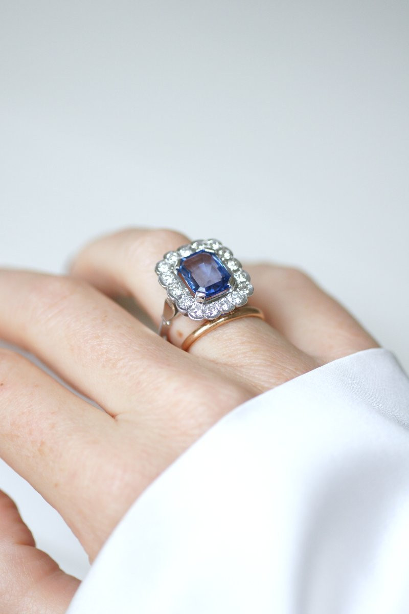 Art Deco  Ceylon Sapphire 3.90 Cts And Diamonds Cluster Ring On White Gold-photo-7