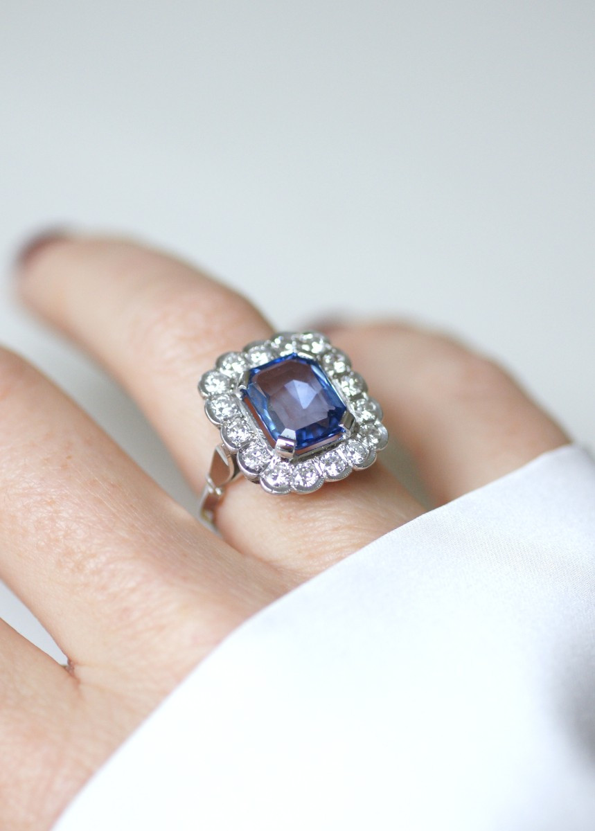 Art Deco  Ceylon Sapphire 3.90 Cts And Diamonds Cluster Ring On White Gold