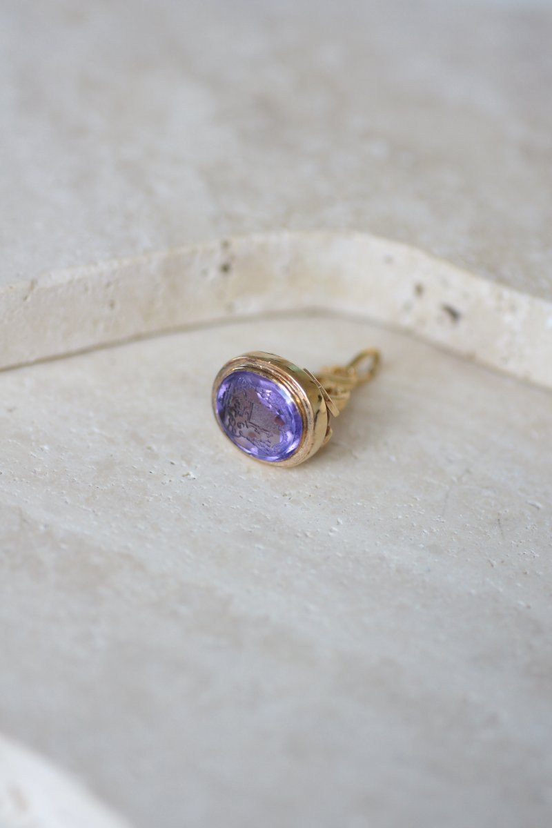Antique Seal Pendant In Yellow Gold And Intaglio Amethyst With Ecclesiastical Coat Of Arms-photo-1
